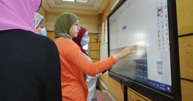 جامعة القاهرة تدرب أعضاء التدريس على استخدام الشاشات الذكية فى شرح المقرر..صور