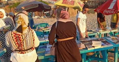 "القراءة أمام البحر" مبادرة لشباب من العريش لتوفير الكتب لرواد الشاطئ