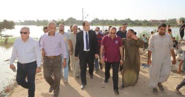 نائب محافظ المنيا يتفقد القرى والعزب المتضررة من ارتفاع منسوب مياه نهر النيل