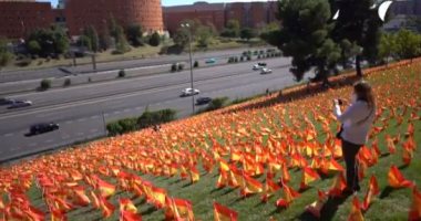 غرس آلاف الأعلام الأسبانية في متنزه بمدريد تكريماً لضحايا كورونا.. فيديو