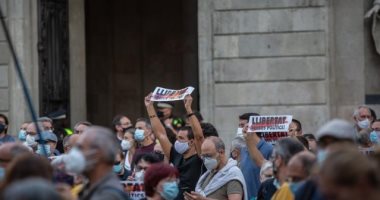 مظاهرات بكتالونيا احتجاجا على قرار المحكمة بتنحية رئيسه عن منصبه.. فيديو 