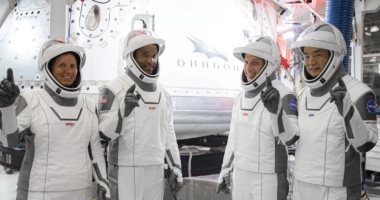  رواد فضاء يرقصون ببدلات الفضاء أثناء مهمة بمحطة الفضاء الدولية