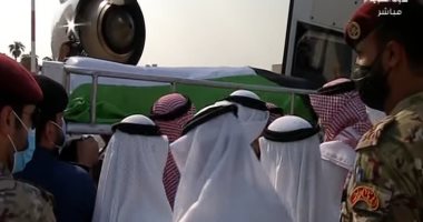 نقل جثمان الشيخ صباح الأحمد من الطائرة الأميرية لبدء مراسم التشييع