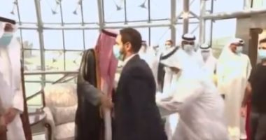 أمير الكويت يتقدم مستقبلي جثمان الشيخ صباح الأحمد بعد وصوله أرض المطار