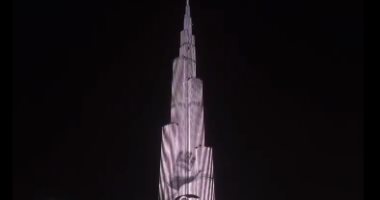 برج خليفة يضيئ بصورة أمير الكويت الراحل صباح الأحمد ..فيديو