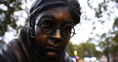 الكشف عن تمثال لـ"هارى بوتر" فى ساحة ليستر بلندن.. ألبوم صور