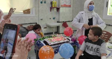 مستشفى الإبراهيمية تحتفل بعيد ميلاد أصغر مريض كلى بعد إتمامه 19 عاما.. صور