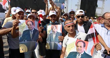 تحيا مصر.. مواطنون يحتفلون بذكرى انتصارات أكتوبر ودعم الدولة والرئيس بالمنصة
