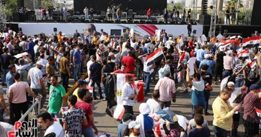 مواطنون يحتفلون بالأعلام أمام المنصة بذكرى نصر أكتوبر ودعم الدولة والرئيس.. فيديو