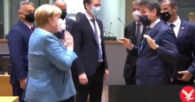 ميركل ترفض مصافحة رئيس وزراء إيطاليا وتبادله التحية بطريقة طريفة.. فيديو