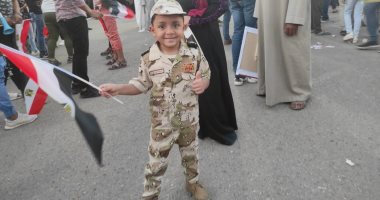 طفل بالزى العسكرى يرفع علم مصر بالشرقية احتفالا بنصر أكتوبر ودعم الرئيس والدولة