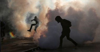 صور.. قنابل غاز ومدافع مياه لفض الاحتجاجات العنيفة ضد حكومة تشيلى