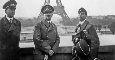 صورة مؤلمة.. هتلر يلتقط صورة أمام برج إيفل معلنا انتصاره