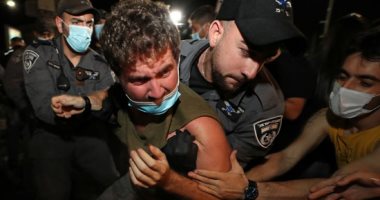 صور.. شرطة الاحتلال الإسرائيلى تعتقل 3 محتجين بمحيط منزل وزير الخارجية
