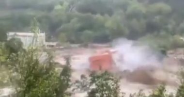 عاصفة "أليكس" تكتسح منزلا بعد إغراق الطرق في فرنسا.. فيديو