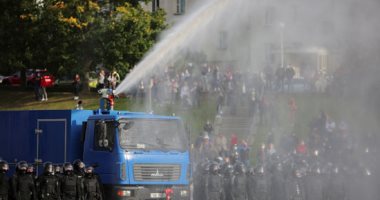 صور.. شرطة روسيا البيضاء تستخدم مدافع المياه لتفريق متظاهرين