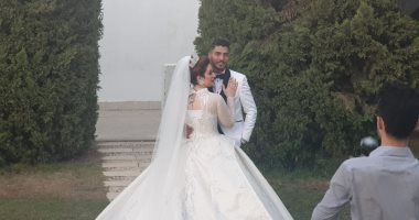 أول ظهور لمحمد شريف وزوجته قبل انطلاق حفل الزفاف..فيديو
