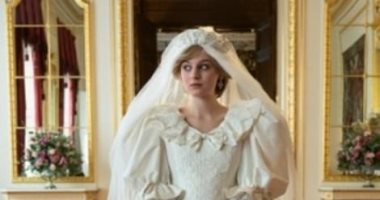 إيما كورين تتحول للأميرة ديانا في فستان زفافها بكواليس The crown.. صور