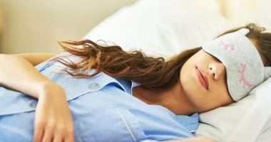 ماذا يحدث فى جسمك عند النوم على الظهر؟.. منها تقليل ألم العمود الفقرى