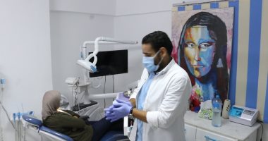 طبيب أسنان زين بلوحاته جدران عيادته لإسعاد مرضاه..فيديو وصور