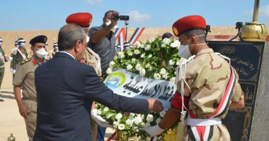 محافظ الإسماعيلية ومدير الأمن يضعان إكليل زهور على النصب التذكارى للشهداء