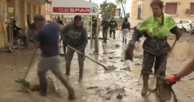 إيطاليون يزيلون آثار المياه والدمار من الشوارع بعد هدوء العاصفة أليكس.. فيديو وصور