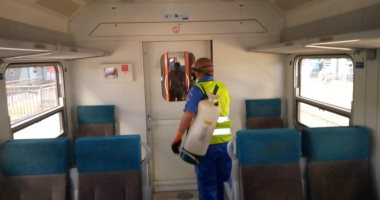 صور.. السكة الحديد تعلن تواصل أعمال تعقيم المحطات والقطارات ضد كورونا