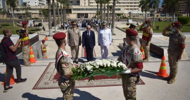 محافظ بورسعيد يضع إكليل زهور على النصب التذكارى للشهداء احتفالا بنصر أكتوبر