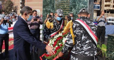 محافظ الغربية يضع إكليل الزهور على النصب التذكارى لشهداء القوات المسلحة بطنطا