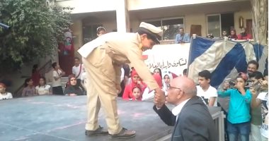 إعادة تداول فيديو لمدير مدرسة يقبل يد تلميذ فى احتفالات أكتوبر بعد إلقائه خطاب السادات