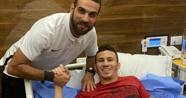 أحمد دويدار يزور محمد شوقى غريب بالمستشفى بعد جراحة الرباط الصليبى 