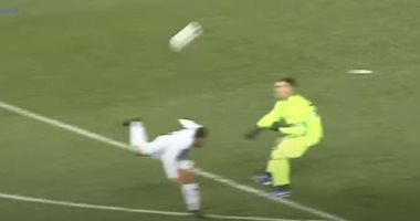 لاعب أمريكي يسجل هدف بطريقة "بهلوانية" في آخر دقيقة من مباراة بالدوري.. فيديو