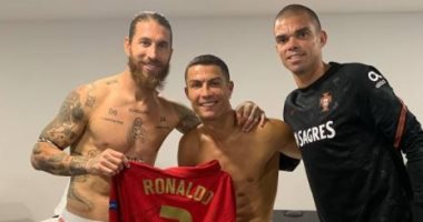 شاهد.. راموس مع كريستيانو رونالدو بغرفة خلع الملابس بعد مباراة إسبانيا والبرتغال