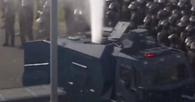 متظاهرون يحولون عربة شرطة لفض الشغب إلى نافورة مياه في بيلاروسيا.. فيديو