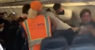 خناقة داخل طائرة أمريكية بسبب رفض أحد الركاب ارتداء الكمامة.. فيديو