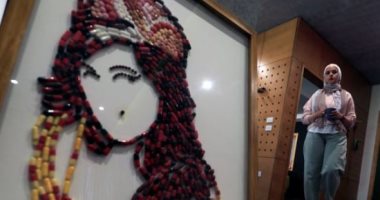 فنانة مصرية تصنع لوحاتها من حبوب الأدوية لمواجهة الحزن.. ألبوم صور