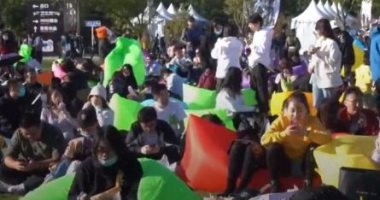 انطلاق مهرجان الفراولة الموسيقى فى بكين دون إجراءات وقاية من كورونا.. فيديو