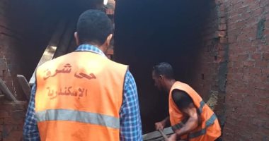 إيقاف العمل فى بناء مقابر بدون ترخيص في منطقة خورشيد شرق الإسكندرية.. صور