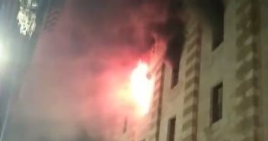 لحظة السيطرة على حريق اندلع داخل الجامع الأزهر.. فيديو  