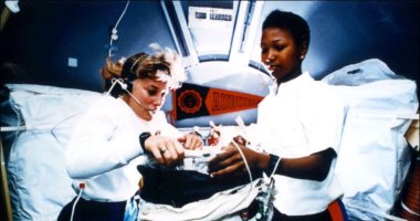 "لا تضع حدودا لنفسك".. قصة ماى جميسون أول امرأة سمراء تصعد إلى الفضاء