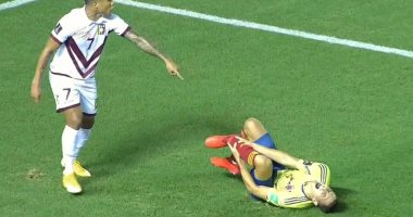 إصابة مرعبة لمدافع كولومبيا أمام فنزويلا بتصفيات مونديال 2022.. فيديو