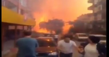 5 فيديوهات توثق خوف المواطنين بعد وصول نيران حرائق جنوب تركيا للمنازل 