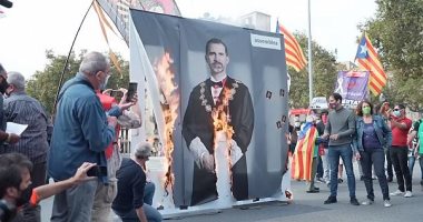 متظاهرون فى كتالونيا يحرقون صور ملك إسبانيا تزامنا مع زيارته لبرشلونة .. فيديو