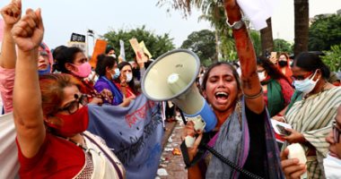 صور.. مسيرات نسائية في بنجلاديش احتجاجا على جريمة اغتصاب جماعى