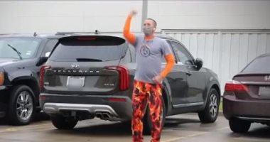 أمريكي يرقص في الشارع للتخفيف عن ابنه المصاب بالسرطان في مستشفى بتكساس.. فيديو وصور