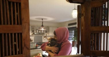 فلسطينية تحول منزلها إلى مأوى للقطط والكلاب الضالة.. ألبوم صور