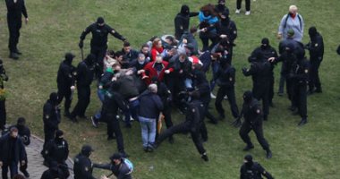 صور.. اعتقال نحو 50 متظاهرا بعد اشتباكات مع شرطة بيلاروسيا فى مينسك