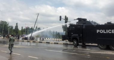 صور.. شرطة نيجيريا تستخدم الغاز والقنابل الصوتية لتفريق متظاهرين بالعاصمة