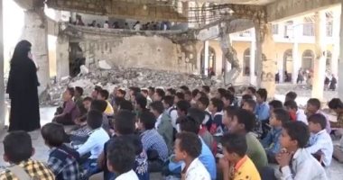 أطفال يمنيون يبدأون الدراسة تحت الأنقاض بمدرسة مدمرة فى تعز.. فيديو