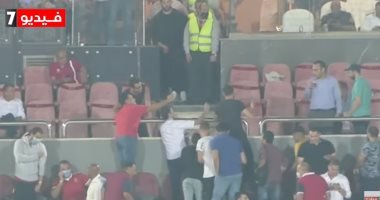جمهور الأهلى يلتقط الصور التذكارية مع الفنان أحمد فهمي في مباراة بيراميدز